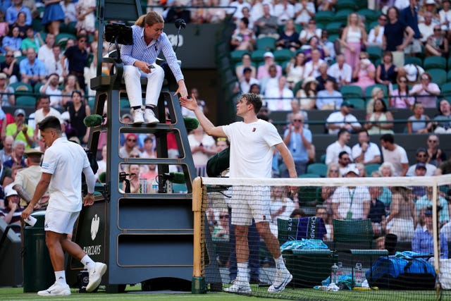 Jack Draper shakes hands with the umpire
