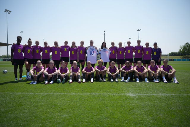 Sir Keir and Culture Secretary Lisa Nandy posed for a team photo 