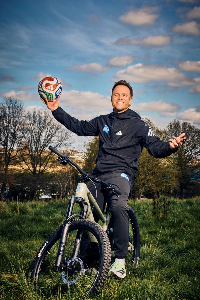 Olly Murs completes first day of 400km challenge for Soccer Aid