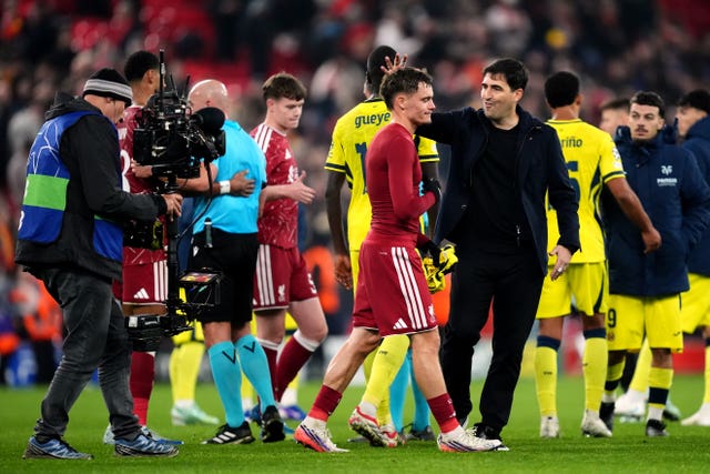 Liverpool manager Andoni Iraola with Florian Wirtz