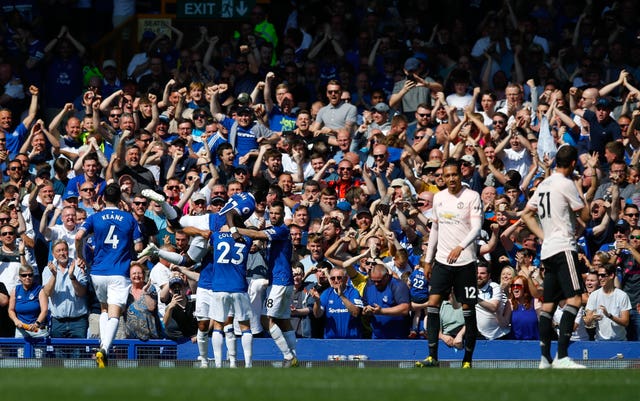 Theo Walcott wraps up Everton's 4-0 win against United