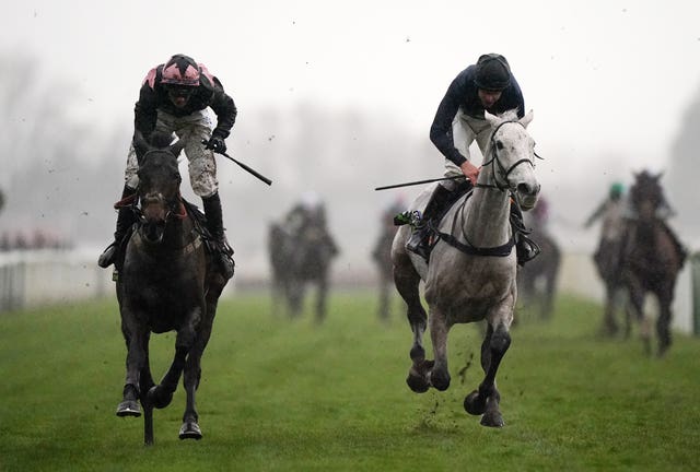 Hill Sixteen (left) fights out the finish of the 2021 Becher Chase at Aintree with Charlie Longsdon's Snow Leopardess (right)