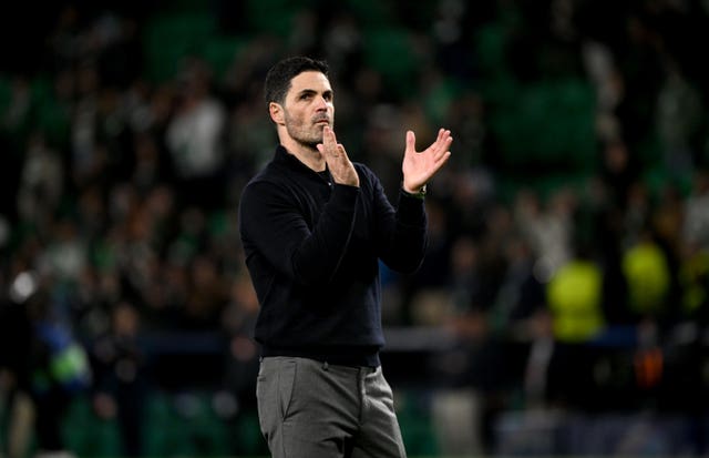 Mikel Arteta applauds the fans