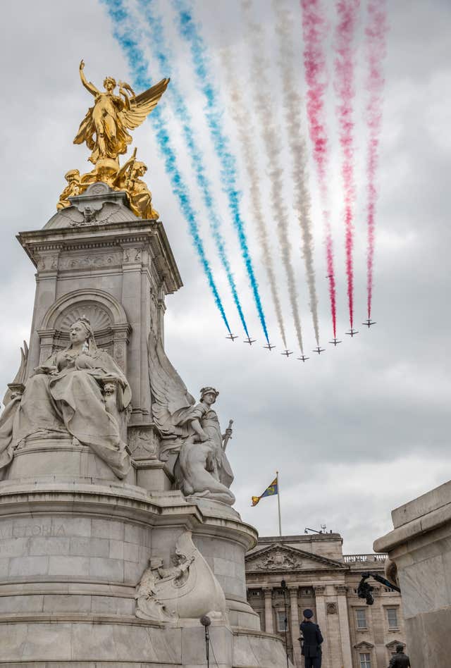 Red Arrows flying over Buckingham Palace