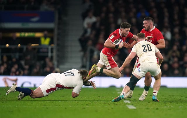 Alex Cuthbert, centre, runs at the England defence