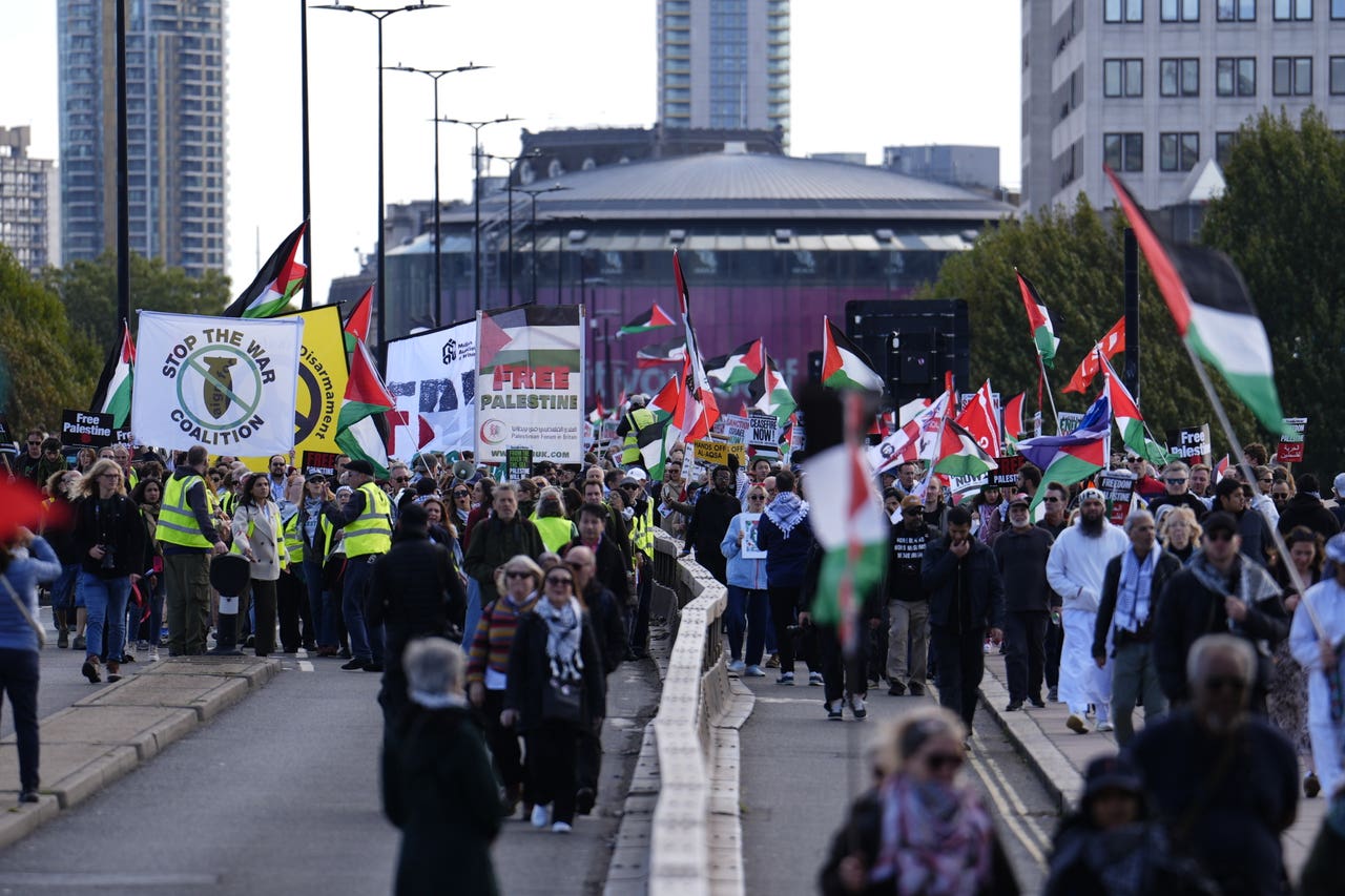 Professinal Cop Several arrests made as thousands descend on London for pro-Palestine ...