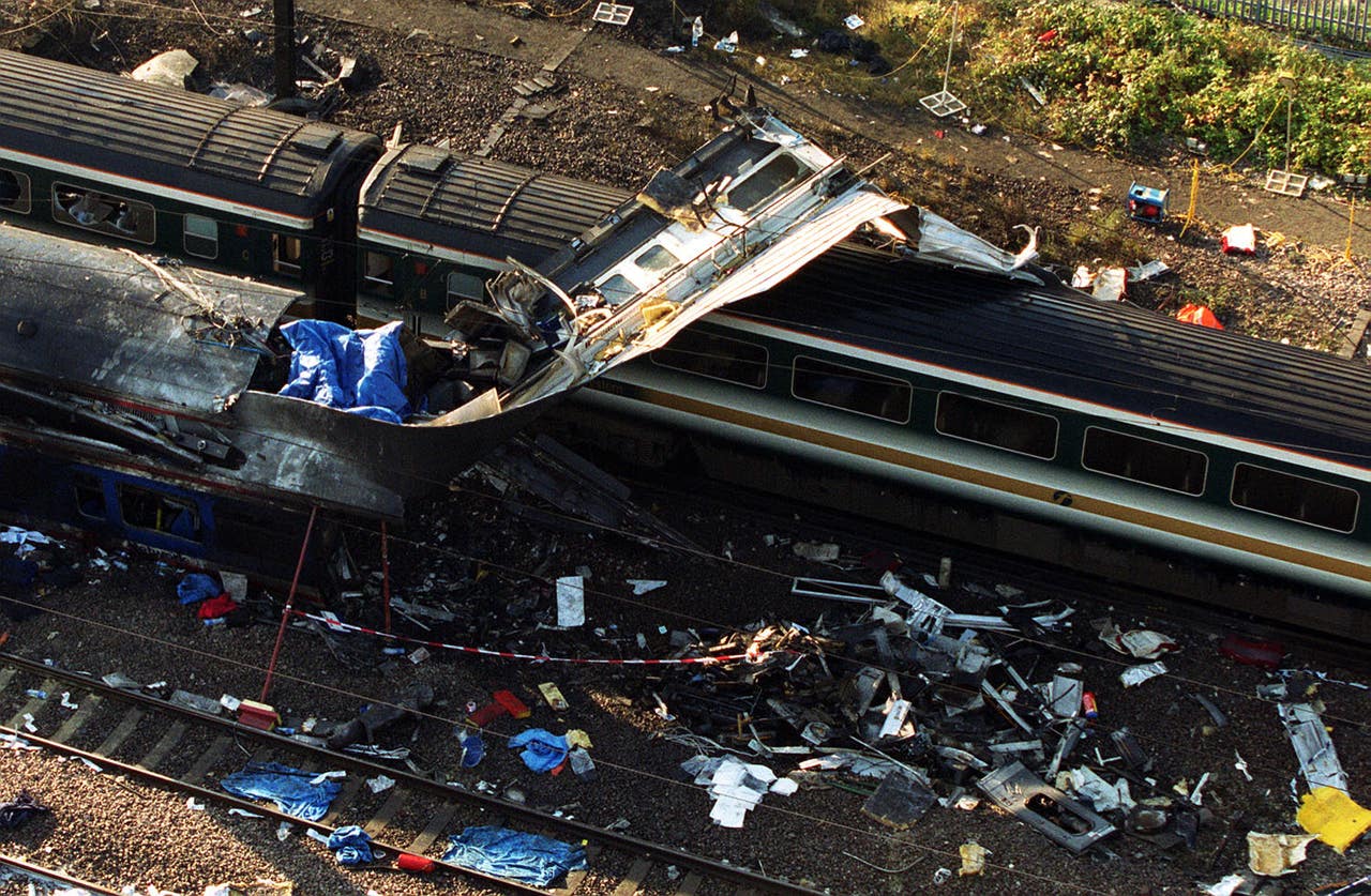 Memorial ceremony to mark 20th anniversary of Paddington rail disaster BT