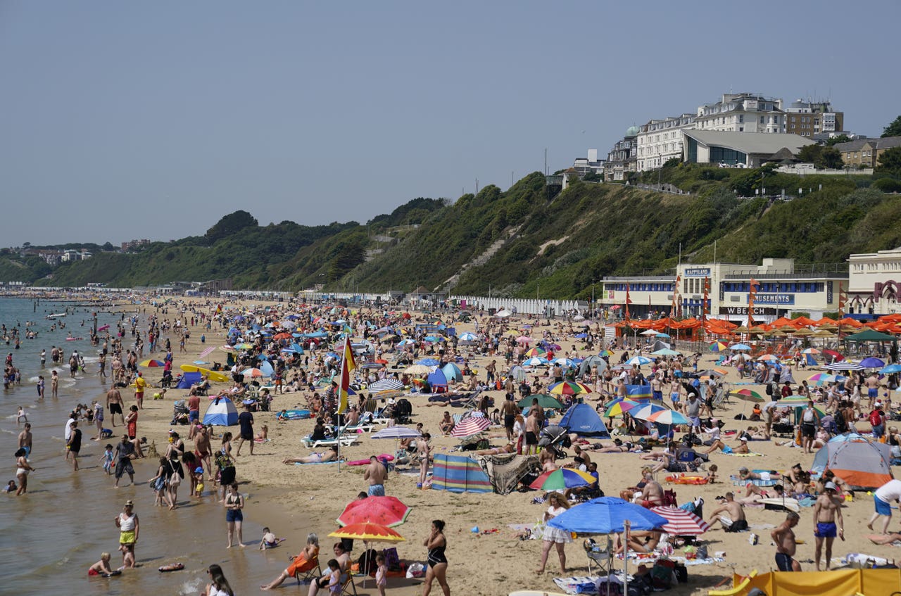 Жизнь на юге англии новое видео. Юг Англии пляжи. Борнмут пляж. Bournemouth Beach Англия in June 2006. Жизнь на юге Англии.