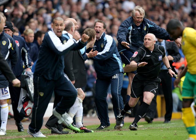 Simon Grayson (centre) was promoted as Leeds boss in 