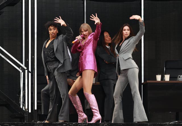Taylor Swift with backing dancers at the start of her show