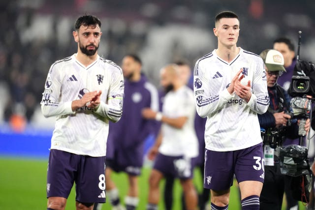 Manchester United’s Benjamin Sesko, right, and Bruno Fernandes applaud the fans