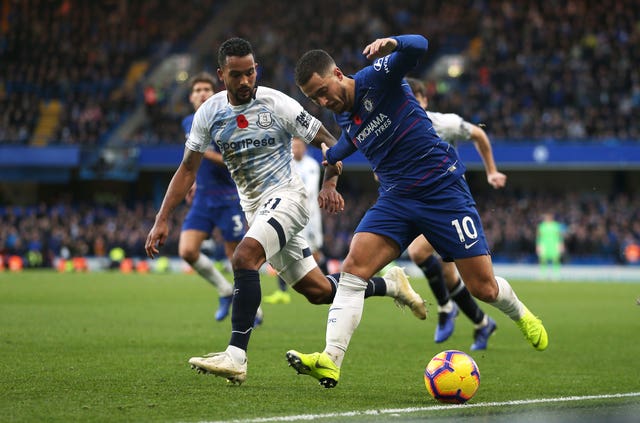 Everton’s Theo Walcott (left) and Chelsea’s Eden Hazard battle for the ball