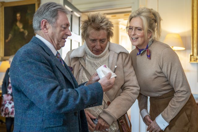 Alan Titchmarsh, Sir Rod Stewart and Penny Lancaster examine a pot