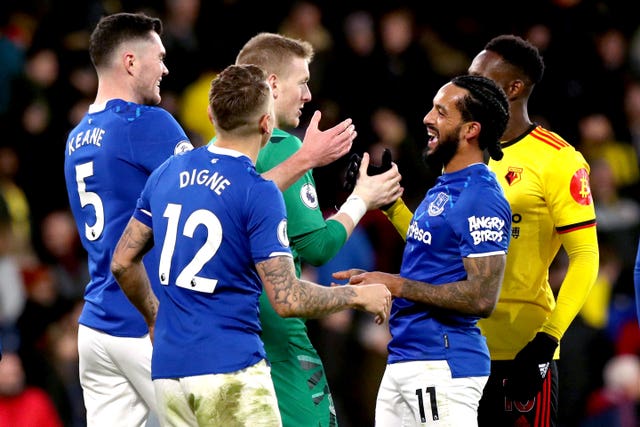 Theo Walcott has praised the unity in the Everton ranks 