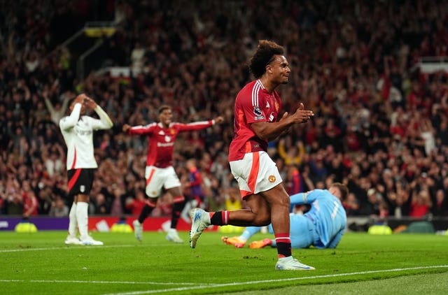 Joshua Zirkzee celebrates scoring against Fulham