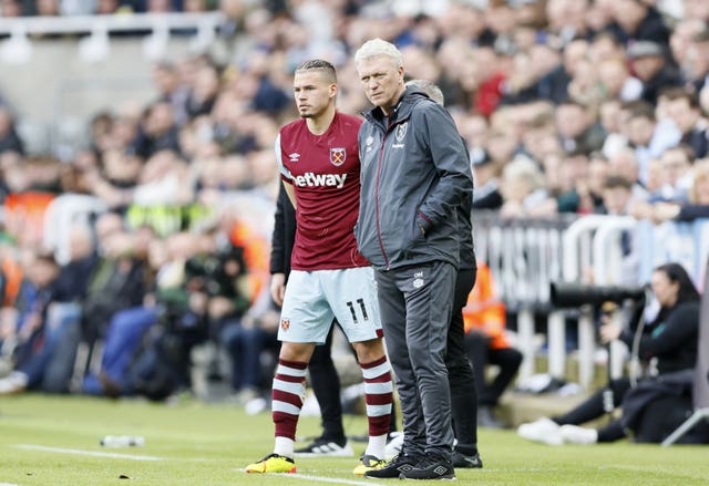 David Moyes, right, with Kalvin Phillips as the midfielder waits to come on as a substitute at Newcastle