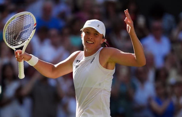 Iga Swiatek celebrates victory over Belinda Bencic 