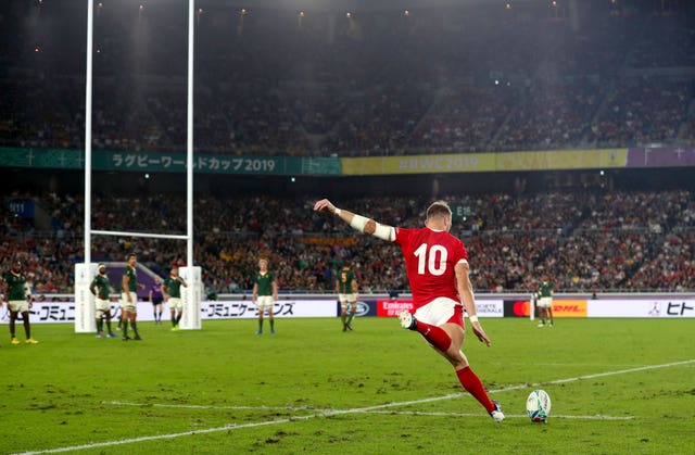 Dan Biggar kicks a penalty