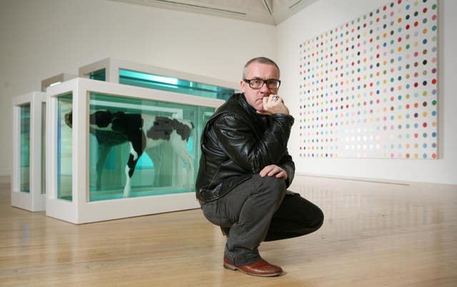 Artist Hirst donates major works to Tate