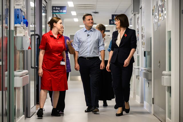 Rachel Reeves and Wes Streeting meeting hospital staff