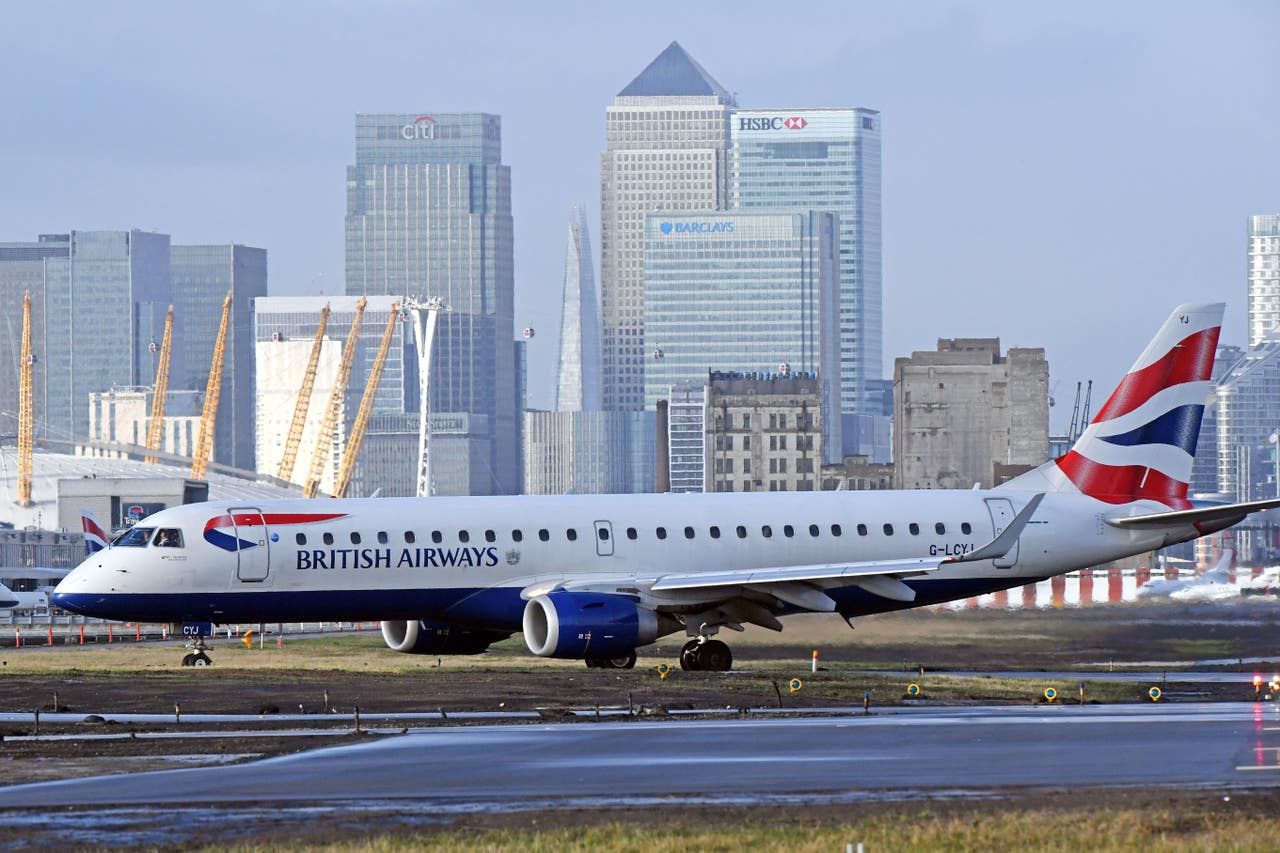 Лондонский городской аэропорт. Самолет Бритиш Эйрлайнс. Airways машина. Аэропорт Лондон Сити фото.