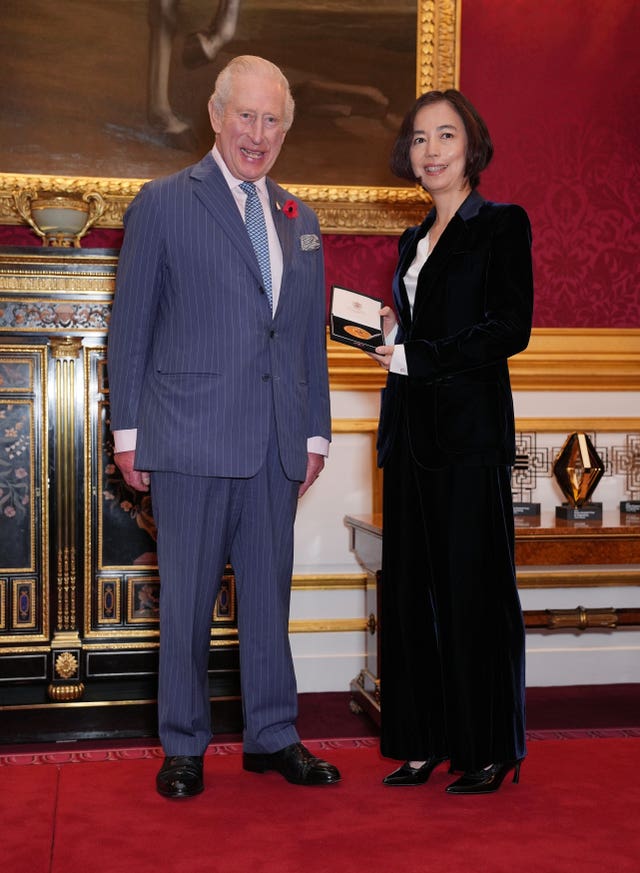 Charles presents the trophy to Dr Fei-Fei Li