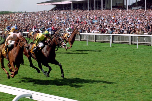 Mister Baileys and Jason Weaver (centre) winning the 2000 Guineas