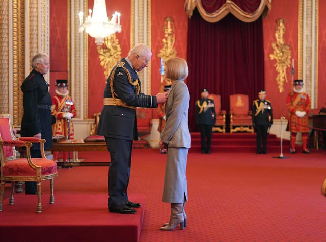 Dame Anna Wintour being made a Companion of Honour by the King