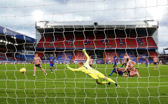 Jeffrey Schlupp, centre right, scores Crystal Palace's first goal against Sheffield United