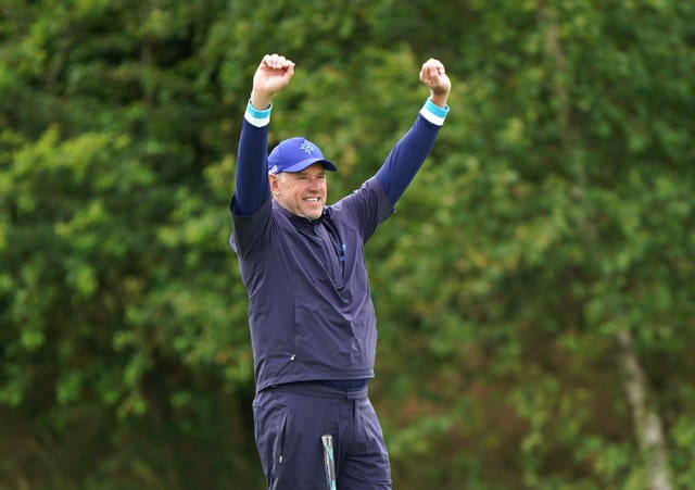 Lee Westwoods puts both arms up in celebration