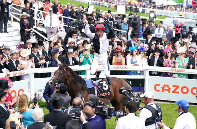 Frankie Dettori performs his famous flying dismount