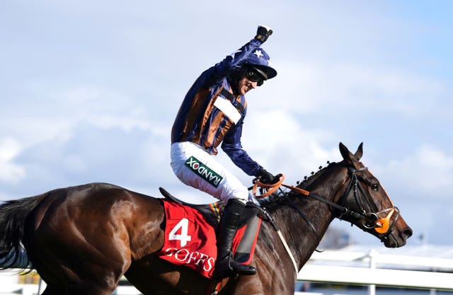 Dysart Enos winning at Aintree