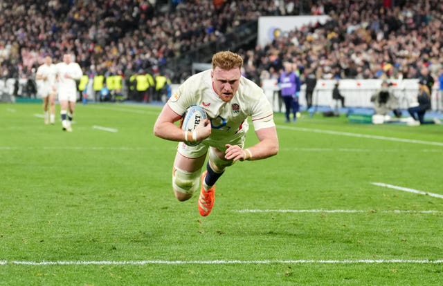 Ollie Chessum scores a try against France 