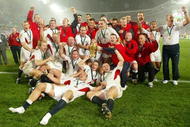 Leonard and his England team-mates with the Webb Ellis Trophy in 2003