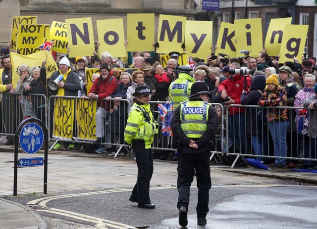 Protesters await the arrival of the King in York 