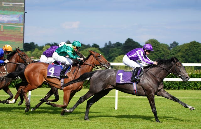 Giselle (green silks) was second to Bedtime Story on debut