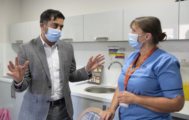 Humza Yousaf talks with nurse Laura Hastings