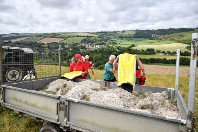 Cerne Abbas Giant cleaning