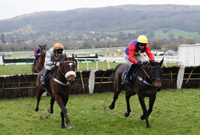 Gold Tweet (left) about to challenge Dashel Drasher in the Cleeve Hurdle