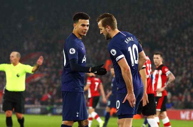 Harry Kane indicates to the bench that he has hurt his hamstring