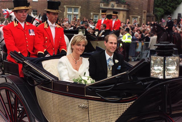 A newlywed Edward and Sophie in a carriage on their wedding day