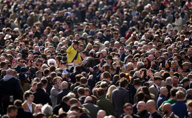 Unforgettable scenes at Cheltenham after the victory of Marine Nationale