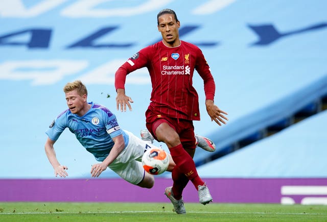 Virgil Van Dijk dispossesses Kevin De Bruyne