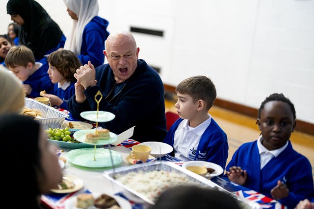 Ross Kemp shares a buffet with children 