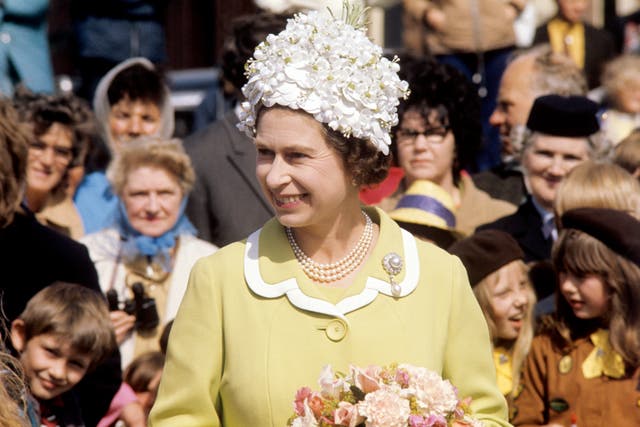 Jubilee Queen: The monarch's fashion staples, wardrobe tricks and style choices 8 Royalty – Queen Elizabeth II Visit to the Isle of Man