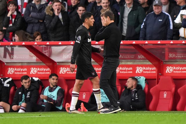 West Ham manager Julen Lopetegui, right, has his head in his hands as Edson Alvarez, left, leaves the pitch following his red card