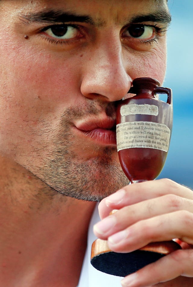 Alastair Cook kisses the Ashes urn