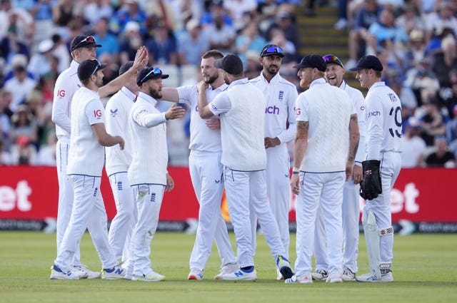 England’s Gus Atkinson celebrates with his teammates 