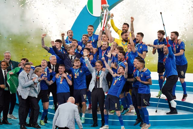 Giorgio Chiellini lifts the UEFA Euro 2020 Trophy 