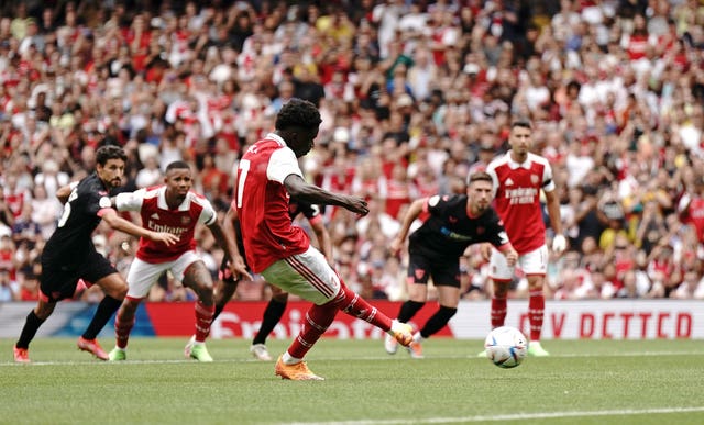 Bukayo Saka scores a penalty for Arsenal